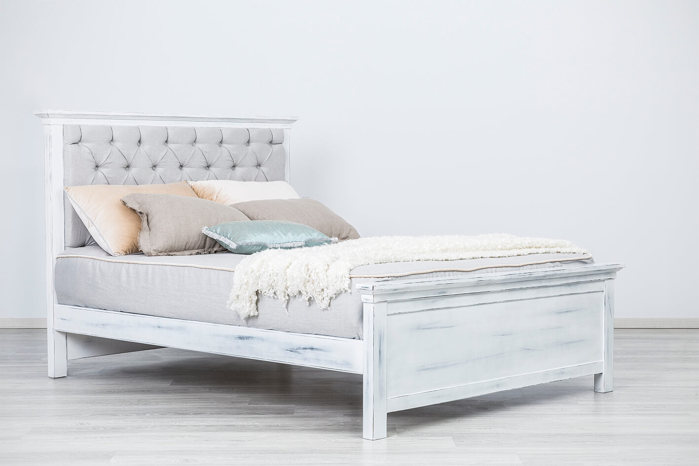 Pat Dormitor Karisma din Lemn Masiv cu Panou Tapițat