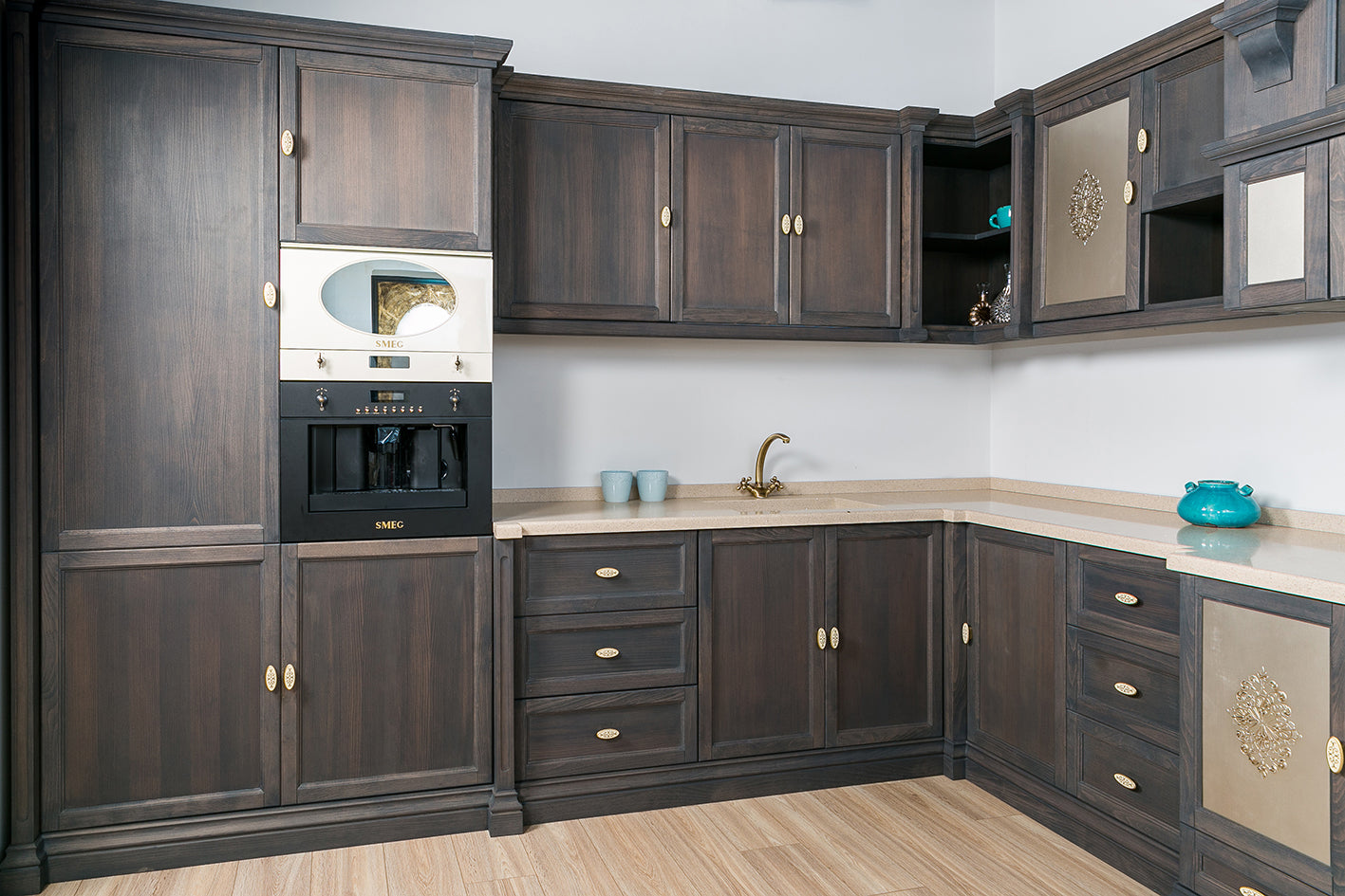 Mobilă de bucătărie din lemn masiv la comandă