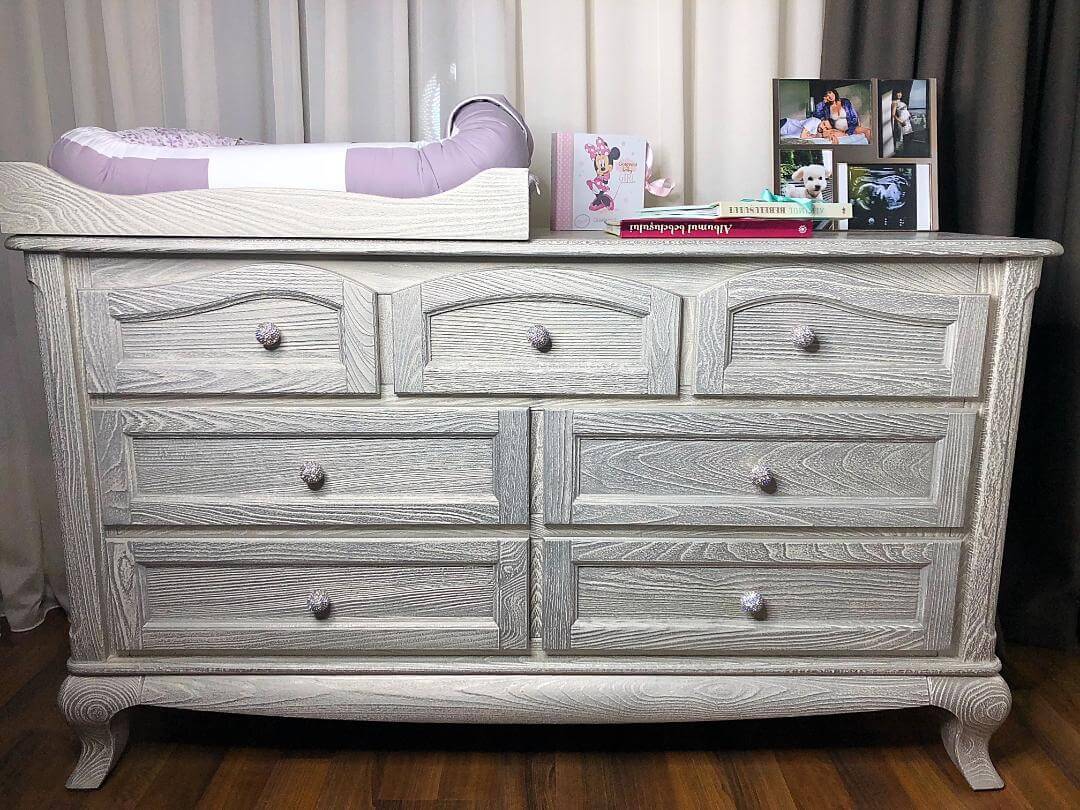 Comodă Cleopatra cu Șapte Sertare din Lemn Masiv