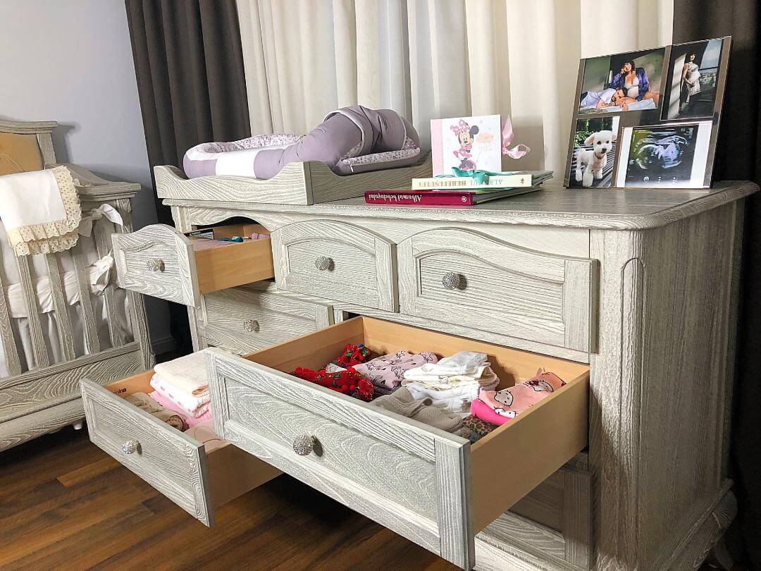 Comodă Cleopatra cu Șapte Sertare din Lemn Masiv