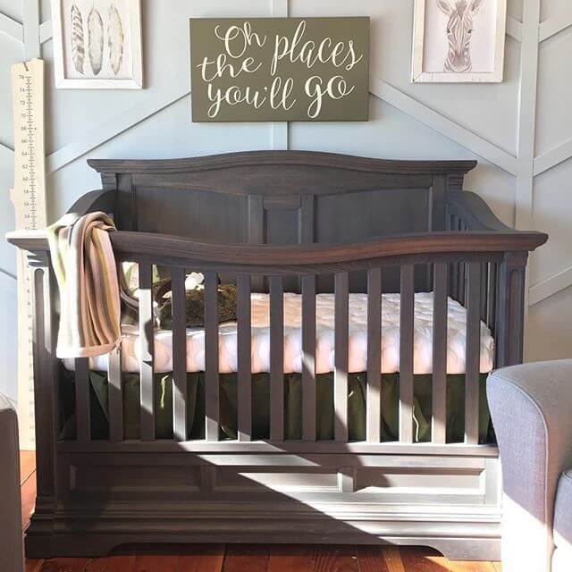 Pătuț Convertibil 4-în-1 Imperio cu Spate Plin din Lemn Masiv