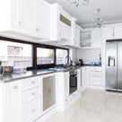 Mobila de bucatarie din lemn masiv la comanda